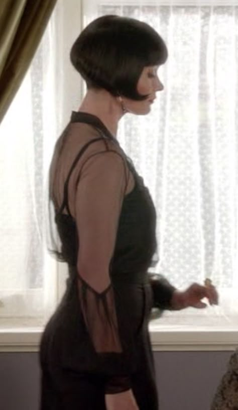 view of the tucks on the sleeves and the waistband? or is it tucked in? hard to tell. Miss Fisher Fashion, Short Hair Tutorials, Short Pixie Bob Haircuts, Essie Davis, Melena Bob, Phryne Fisher, Miss Fisher, Short Pixie Bob, Short Hair Highlights