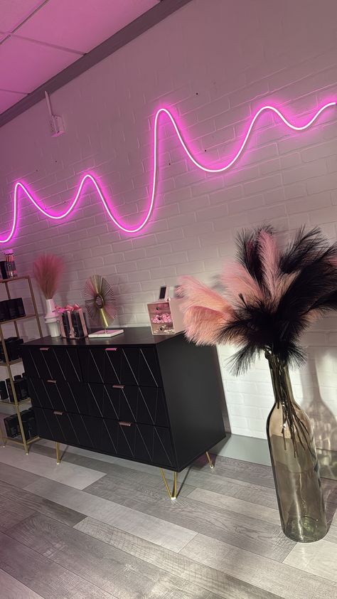 Lash Room is a vibe. Modern Lash Room Decor Tiny Salon Ideas, Lash Rooms, Beauty Studio Ideas, Lash Studio Decor, Studio Lash, Parlour Design, Lash Room Ideas, Pink Salon, Lash Design