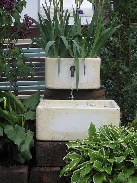 Belfast sink water feature Garden Belfast Sink Ideas, Butler Sink Garden Ideas, Sink Pond, Belfast Sink Planter, Butler Sink Water Feature, Belfast Sink Garden, Belfast Sink Water Feature, Butlers Sink, Out Door Rustic Sink