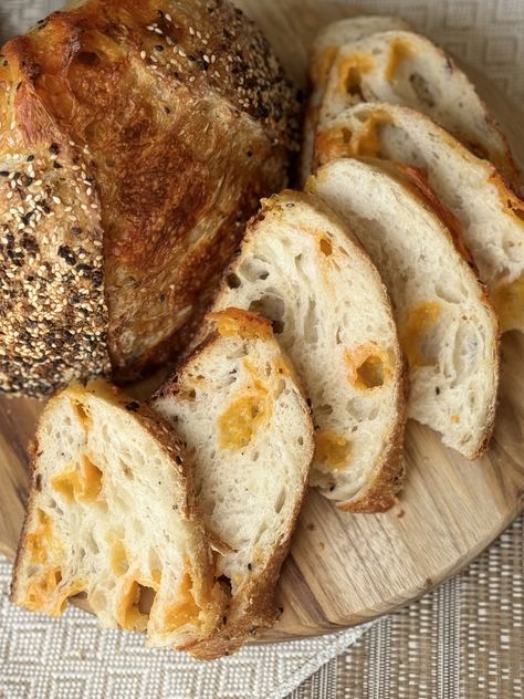 Everything Bagel Sourdough Bread (with cheddar cheese!) Everything Bagel Artisan Bread, Sourdough Bread With Cheese, Everything Bagel Sourdough Bread, Savory Sourdough Bread, Everything Bagel Sourdough, Sourdough Cheese Bread, Sourdough Flavors, Cheddar Sourdough Bread, Sourdough Breads