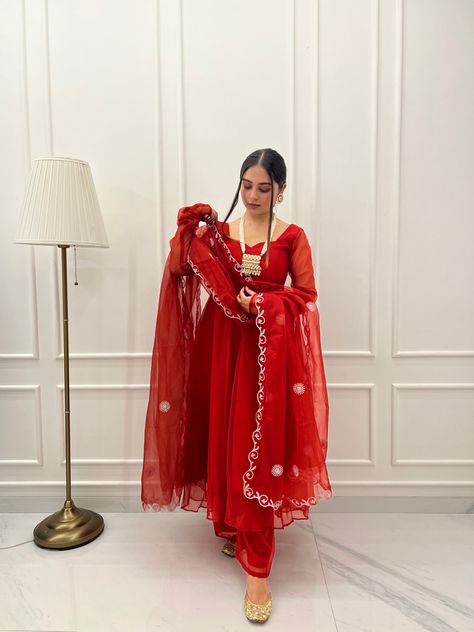 Newly Married Indian Outfit Ideas, Newly Wed Bride Look, Newly Married Look Indian Suit, Indian Newly Married Look, Newly Wed Bride Outfits Indian, Newly Bride Suits, Wedding Reception Guest Outfit Indian, Punjabi Wedding Outfits Guest, Suits For Newly Wed Bride