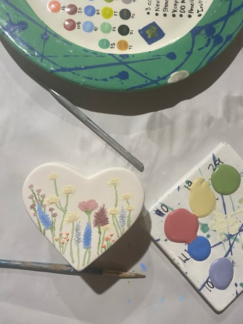 Heart Jewelry Box Ceramic, Heart Shaped Box Painting Ideas, Heart Pottery Painting Ideas, Painted Heart Box Ideas, Ceramic Heart Painting Ideas, Heart Shaped Pottery Painting Ideas, Heart Box Pottery Painting, Heart Plate Pottery Painting, Heart Box Painting Ideas