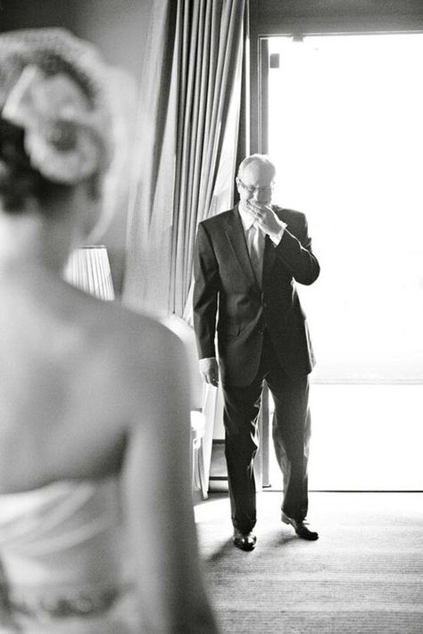 17 Father Daughter Wedding Photos You Have to Get Small Wedding Photo Ideas Families, Jade Wedding, Family Wedding Photos, Wedding Engagement Pictures, Foto Tips, Wedding Photos Poses, Wedding Engagement Photos, Wedding Picture, Family Wedding