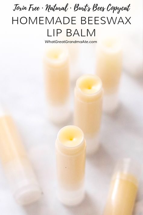 Learn how to make soothing and nourishing homemade beeswax lip balm (Burt's Bees copycat) that's made with natural and toxin free ingredients! #diyskincare #skincare #toxinfreeskincare #diylipbalm #nontoxinskincare #homemade #naturalskincare #naturalhome #toxinfree Lip Balm Recipes, Homemade Lip Balm, Diy Kosmetik, Beeswax Lip Balm, Diy Lip Balm, Diy Lips, Diy Cosmetics, Homemade Bath Products, Diy Skincare