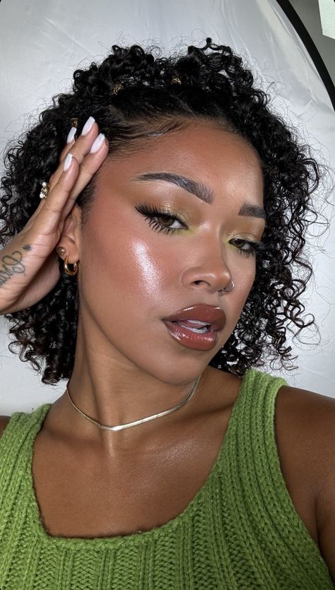 Makeup For Pool Day, Day Make Up Natural, Pool Day Makeup, Natural Beach Makeup, Makeup For Beach, Maquillaje Glowy, Work Makeup, Makeup For Black Skin, Lip Hair