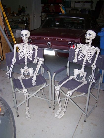 Skeleton In Chair, Goofy Skeleton, Skeleton Pictures, Skeleton Pics, Silly Skeleton, Two Skeletons, Try Hard, Halloween Yard Decorations, Crazy Funny Pictures