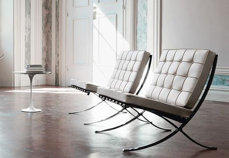 bauhaus Farnsworth House, Vintage Leather Sofa, Modernist Furniture, Single Seat Sofa, Leather Sofa Chair, Ludwig Mies Van Der Rohe, Relaxing Chair, Bauhaus Design, Ligne Roset