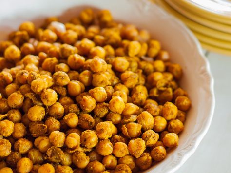 Curried Roasted Chickpeas | Canned chickpeas oven-roasted with Indian spices become an irresistible Indian-style snack with an intense crunch. Roasted Chickpeas Recipe, Roasted Peas, Chickpea Recipes Roasted, Chickpeas Recipe, Slow Carb, Crunchy Chickpeas, Christmas Meal, Chickpea Recipes, Roasted Chickpeas