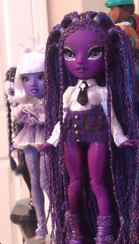 From @babydoll_y2k on instagram Shadow High Restyle, Zooey Electra Doll Restyle, Rainbow High Restyle, Rainbow High Custom, Monster High Doll Collection, Dolls Aesthetic, Barbie Tattoo, Doll Restyle, Original Monster High Dolls