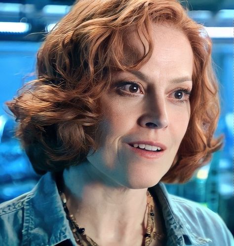 Sigourney Weaver Avatar, Grace Augustine, Avatar 2009, Celebrity Short Hair, Sky People, Blue Man Group, Blue Avatar, Sigourney Weaver, Pandora Avatar