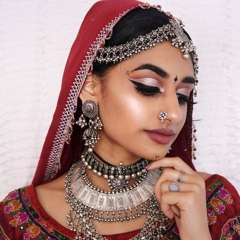 Tomorrow is the beginning of Navrati!! ✨ So of course I had to do a look dedicated to my favorite festival!! ♥️ For those of you who don't know, "Navratri" (nine nights) is a Hindu festival celebrated all over India. It's a celebration dedicated to Maa Durga (goddess of war) and her fight against Mahishasura (demon), there are many events that take place during these ten days, but what I look forward to is garba (folk dance)!! 💃🏻 So here's my take on a traditional navratri look! 🇮🇳 . . . ... Hamel Patel, Edgy Eye Makeup, Navratri Look, Indian Eye Makeup, White Eye Makeup, Indian Makeup Looks, Bollywood Makeup, Special Occasion Makeup, Makeup Icons