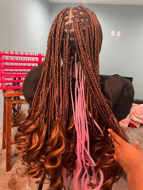 Brown And Pink Hair Knotless Braids, Burgundy And Pink Knotless Braids, Brown And Pink Hair Braids, Brown And Pink Box Braids, Peekaboo French Curl Braids, Brown And Pink Knotless Braids, Knotless French Curls Braids, Brown And Pink Braids, Pink Box Braids