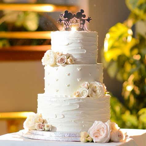 Today's Wedding Cake Wednesday feature is a nod to one of our favorite couples- Mickey & Minnie! Mickey Mouse Wedding, Cake Roses, Disney Wedding Cake, Disney Inspired Wedding, Tema Disney, Disney Wedding Theme, Disney Fairy Tale Weddings, Disney Fairy, Disney Cakes