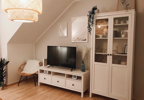 #hemnes #ikea #wohnzimmer #livingroom #korblampe #vitrine #tvbank #ikeafurniture #roomideas #livingroomideas #fell #korbstuhl #interiordesign Ikea Hemnes Tv Unit, Ikea Hemnes Living Room Ideas, Hemnes Ikea Living Room, Salon Hemnes Ikea, Hemnes Living Room Ideas, Ikea Hemnes Living Room, Hemnes Ikea, Diy Dining Room Table, Dream House Living Room