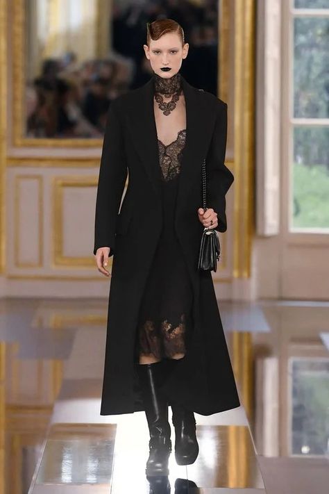 Valentino Fall 2024 Ready-to-Wear Ready To Wear Fall 2024, Valentino 2024, Valentino Runway, Winter Fashion Trends, Fall Winter Fashion Trends, Fall Winter Fashion, Fashion Trends Winter, Winter 2024, Women Trends