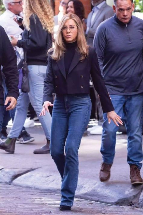 Timeless Jeans Outfit, Jennifer Anniston Style, Bootcut Jeans Outfit, Jeniffer Aniston, Rachel Green Outfits, Jennifer Aniston Hair, Jennifer Aniston Style, Jenifer Aniston, Jen Aniston