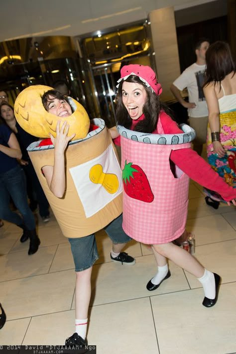 Mabel Gravity Falls, Gravity Falls Cosplay, Dipper Y Mabel, Twin Costumes, Cape Costume, Desenhos Gravity Falls, Dipper And Mabel, Clever Halloween Costumes, Mabel Pines