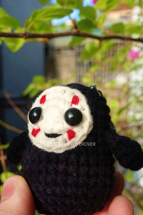 What to do in 30 minutes: a crocheted faceless keychain Crochet Anime Keychain, Anime Crochet Keychain, Crochet Movie, Crochet Xmas, Xmas List, Crochet Inspo, No Face, Pattern Store, Crochet Keychain