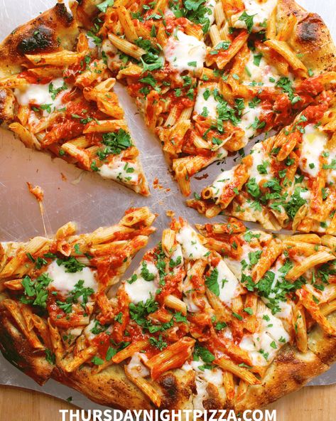 Penne Pizza • pizza with pasta on top • pasta pizza recipe • comfort food Chile Oil, Pizza Oven Recipes, Pasta Marinara, Easy Marinara Sauce, Pasta Pizza, Pizza Recipes Homemade, Pizza Recipes Dough, Oven Recipes, Pizza Bread