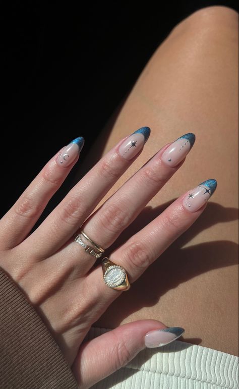 Cat Eye Star Nails, Cat Eye French Tip Nails Almond, Cateye Nailart French Tip, Eye Cat Nails Design, Nails With Design On Ring Finger, Cateye French Tip Nail, Cat Eye Nails French Tip, Blue Cateye Nails, Cat Eye Almond Nails