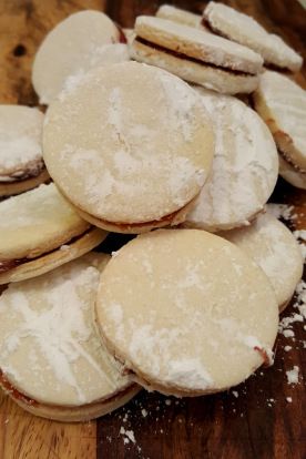 Brazilian Cookies Recipe, Guava Cookies Recipes, Brazilian Cookies, Guava Cookies, Guava Desserts, Guava Recipes, Sandwich Cookies Filling, Brazilian Recipes, Toffee Cookies