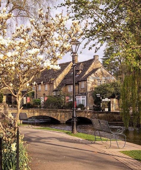 Gloucestershire England, England Village, Bourton On The Water, Uk Landscapes, Cotswolds Cottage, Cotswold Villages, Cotswolds England, England Trip, Stone Town