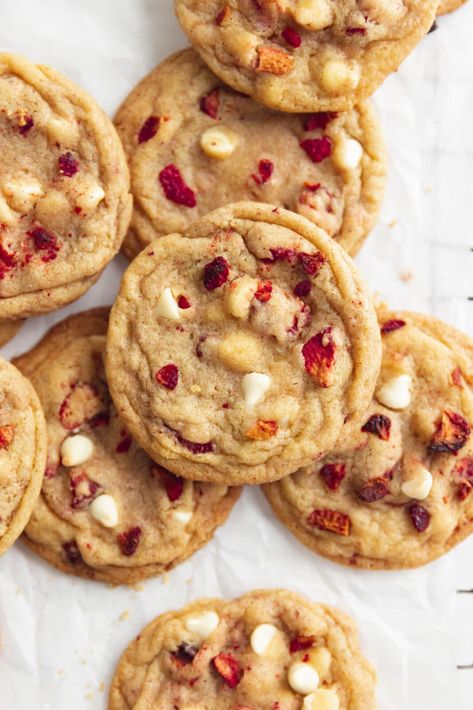 Strawberry Cream Cookies, Strawberry And Cream Cookies, Strawberries And Cream Cookies, Emma Food, Cookies Photography, Berry Cookies, Broma Bakery, White Chocolate Strawberries, Strawberry Season