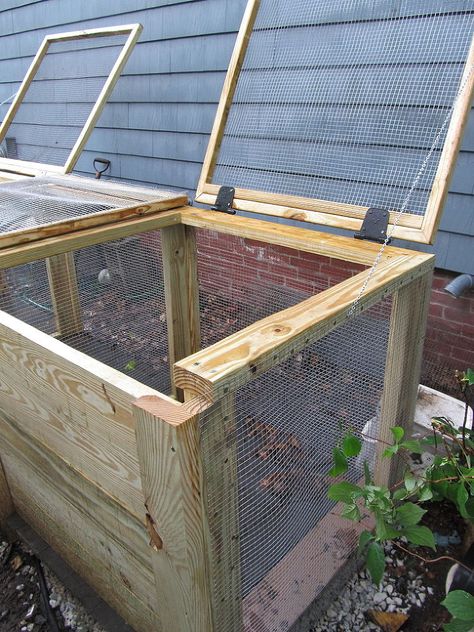 This one would work attached to the chicken coop (predator proofing) Hometalk :: Cadillac of compost bins Compost Bin Ideas, Compost Ideas, Best Compost Bin, Composting Bins, Compost Bin Diy, Diy Compost, Compost Bins, Garden Compost, Diy Greenhouse