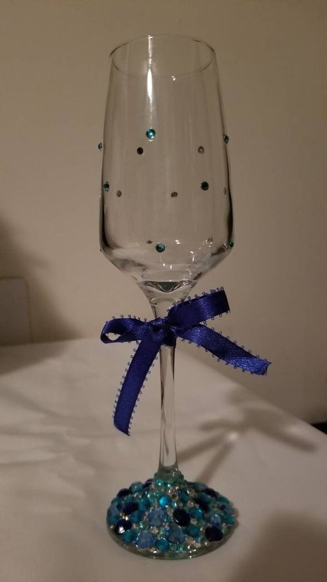 Centerpieces With Wine Glasses, Rhinestone Wine Glasses, Fancy Wine Glasses, Glitter Wine Glasses Diy, Diy Wine Glasses Painted, Diy Rhinestone Crafts, Glitter Wine Glasses, Diy Wine Glasses, Decorated Wine Glasses