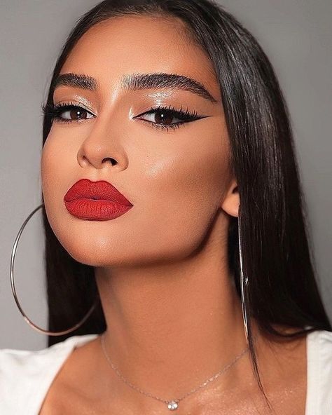 Nature-Inspired Beauty: Easy and Natural Fall Makeup Ideas for Green Eyes in 2023 Red Makeup Looks, Maybelline Color Sensational Lipstick, Red Lips Makeup Look, Red Lipstick Makeup, Red Lip Makeup, Fall Makeup Looks, Red Makeup, Glam Makeup Look, Beautiful Eye Makeup