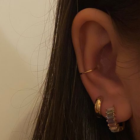 Ear Pearcing Ideas Aesthetic, Minimalist Ear Piercings Ideas Both Ears, Piercing Inspo Ear Aesthetic, Piercing Inspo Ear Gold, Ears Pearcing, Piercing Ideas Conch, Minimalist Piercing Ideas, Ear Pearcing Ideas, Ear Piercing Ideas With Conch