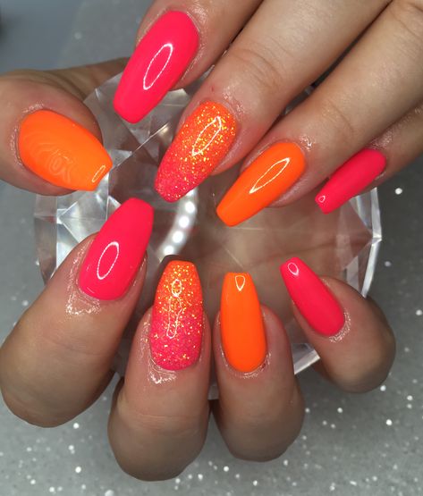 Neon Pink And Orange Nails Art Designs, Neon Oval Acrylic Nails, Holiday Nails Orange And Pink, Bright Summer Acrylic Nails Orange, Bright Orange Gel Nails, Bright Summer Acrylic Nails Glitter, Neon Holiday Nails, Bright Orange And Pink Nails, Bright Orange Nails With Design