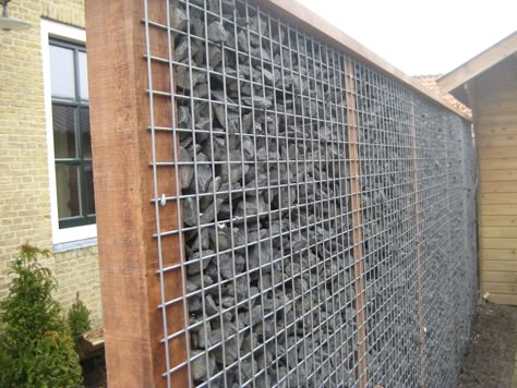 This is filled with coal - could be corncobs, driftwood etc. Common in Holland. Gabion Walls, Stone Walls Garden, Diy Backyard Fence, Gabion Fence, Gabion Wall, Landscaping Retaining Walls, Diy Fence, Privacy Screen Outdoor, Metal Fence