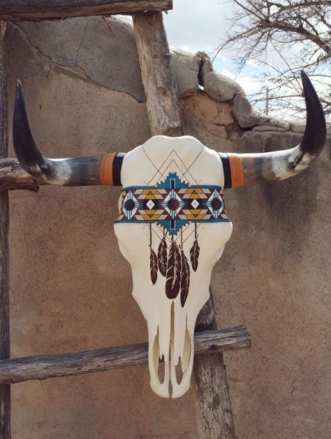 Cow Skull Painting Ideas, Skull Decor Diy, Deer Skull Decor, Painted Animal Skulls, Deer Skull Art, Painted Skulls, Painted Cow Skulls, Cow Skull Decor, Painted Antlers