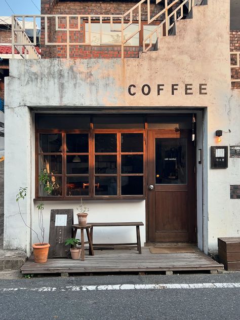 Coffee Shop Small Spaces Design, Coffee Shop Japanese Style, Japan Coffee Shop Design, Japanese Coffee Shop Aesthetic, Japan Cafe Interior, Japan Coffee Shop, Japanese Cafe Aesthetic, Japan Bakery, Coffee Shop Japan