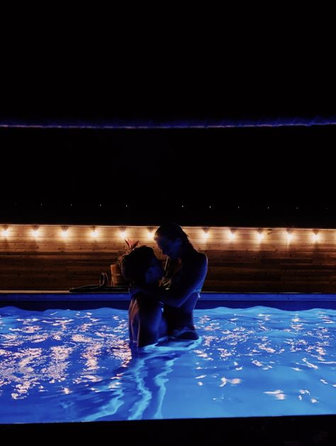 Photos Couple Mignon, Pool At Night, Night Swimming, Night Couple, Shotting Photo, Couples Vibe, Cute Relationship Photos, Kissing Couples, Night Aesthetic