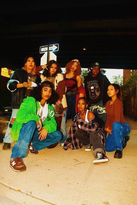 Y2k Friend Group Aesthetic, 90s Group Photoshoot, Poc Friend Group, 90s Friend Group, Friends Green Aesthetic, Y2k Friend Group, Black Friends Aesthetic, Friends Aesthetic Black, Black Friend Group Aesthetic