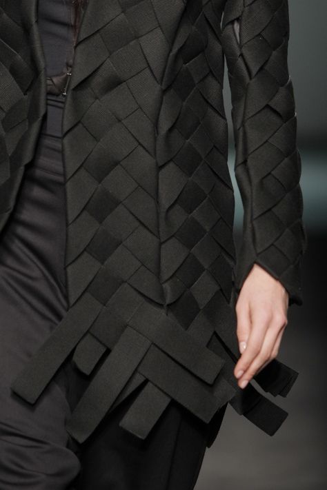 Mode Origami, Fashion Design Inspiration, Origami Fashion, Design Textile, Weaving Textiles, Couture Details, Fashion Inspiration Design, Black Suit, Textiles Fashion