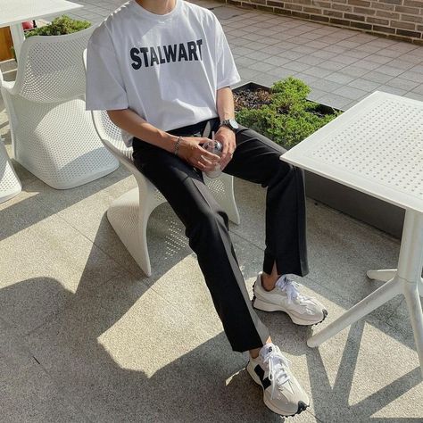 Korean Street Fashion Men, Sweater Outfits Men, Korean Mens Fashion, Men Fashion Photoshoot, Black Outfit Men, Polo Shirt Outfits, Mens Smart Casual Outfits, New Balance Outfit, Minimalist Fashion Men