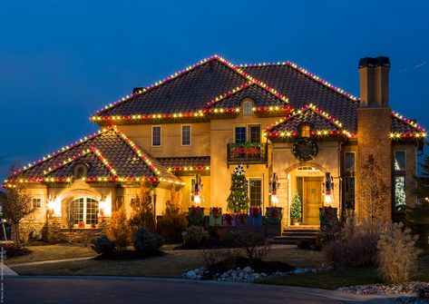 Outdoor Christmas Lights Ideas For The Roof Roof Christmas Lights, Exterior Christmas Lights, Green Christmas Lights, Christmas Lights Outside, White Christmas Lights, Diy Christmas Lights, Christmas Light Installation, Hanging Christmas Lights, Christmas House Lights