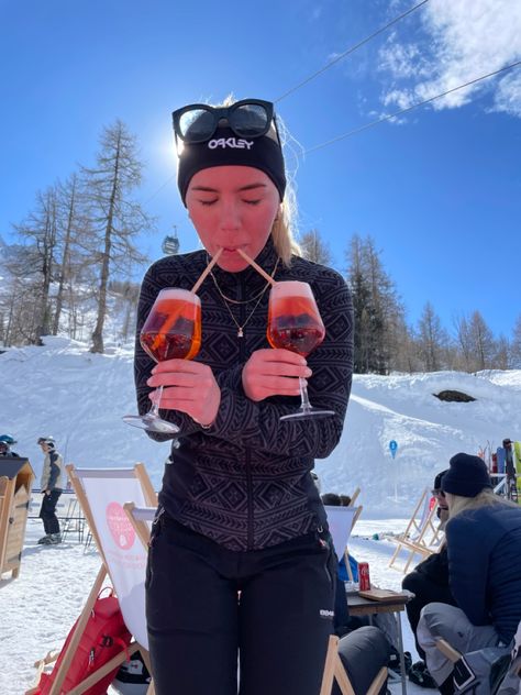 Ski Instructor Aesthetic, Ski Vacation Aesthetic, Skiing Poses, Cute Ski Pictures, Afterski Outfit, Apres Ski Aesthetic, Ski Europe, After Ski, Ski Hut