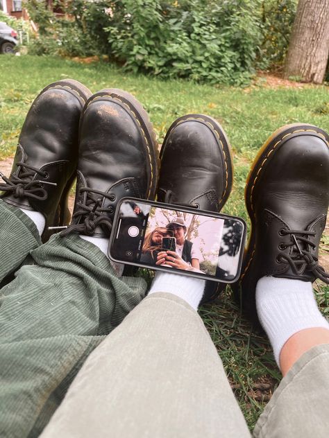 Dr Martens Couple Outfit, Couples Matching Doc Martens, Doc Martens Couple, Cute Couple Photo Ideas, Doc Martin Outfits, Summer Photo Ideas, Couple Photo Ideas, Popeye Magazine, Polo Outfit