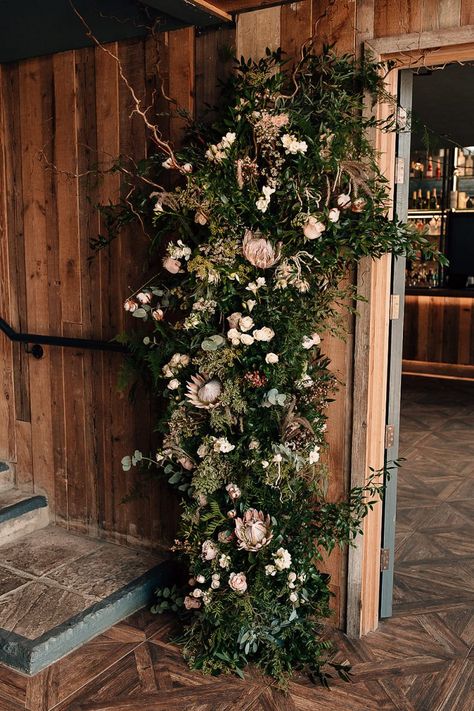 Wedding Flower Tower, Flower Tower Wedding, Wedding With Fairy Lights, Fairy Light Backdrops, Brazilian Wedding, Glass House Wedding, Groom And Groomsmen Suits, Marriage Reception, Wedding Autumn