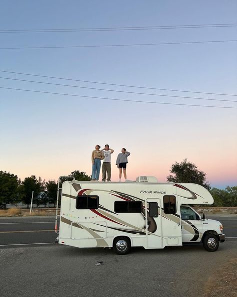 Caravan Pictures, Van Life Aesthetic, Vans Aesthetic, Camping Friends, Rv Road Trip, Mi Life, Long Road Trip, Girls Getaway, Gap Year