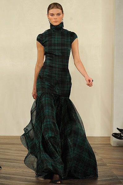 Ralph Lauren- HarpersBAZAARES Scottish Dress, Tartan Clothing, Tartan Fashion, Scottish Fashion, Moda Chic, Mode Casual, Tartan Dress, Plaid Fashion, Kilt