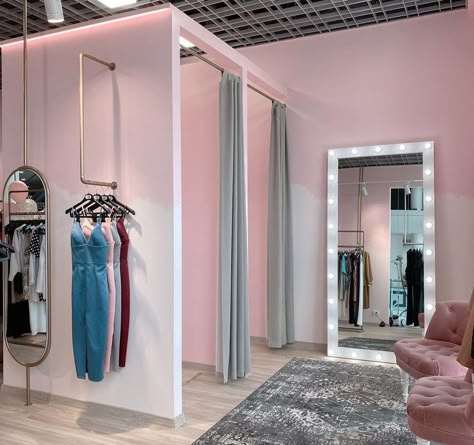 Girly Boutique Decor, Boutique Decor Ideas Clothing, Fashion Store Aesthetic, Ideas Para Boutique, Fitting Room Design, Boutique Store Front Ideas, Small Boutique Interior Design Ideas, Small Boutique Interior Design, Boutique Rosa