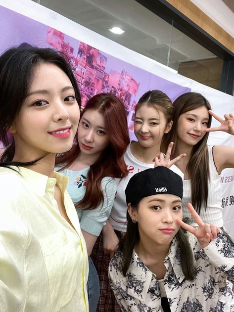 Itzy Group Photo, Chuncheon, K Pop Star, Pop Idol, Guess Who, Group Photos, Kpop Girl Groups, Kpop Groups, K Idols