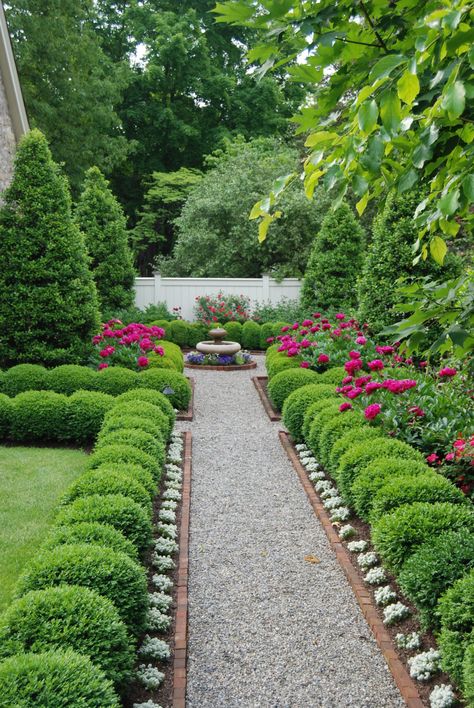 Boxwood Garden, English Garden Design, Gravel Path, Flower Garden Design, Garden Shrubs, Formal Gardens, Beautiful Flowers Garden, Front Yard Garden, Garden Pathway