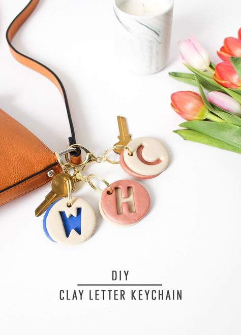 DIY clay letter keychain by Sugar & Cloth, an award winning DIY, home decor, and recipes blog. Clay Letter Keychain, Itsekovettuva Savi, Cloth Diy, Clay Keychain, Letter Keychain, Clay Jewelry Diy, Design Del Prodotto, Diy Planters, Diy Keychain