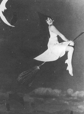 Halloween Pinups, Vintage Witch Photos, Haunted Hollywood, Halloween Pinup, Halloween Pin Up, Vintage Halloween Photos, Witch Photos, Creepy Vintage, Hey Boo